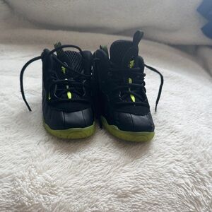 Nike Kids Black and Neon Green Little Posite Sneakers